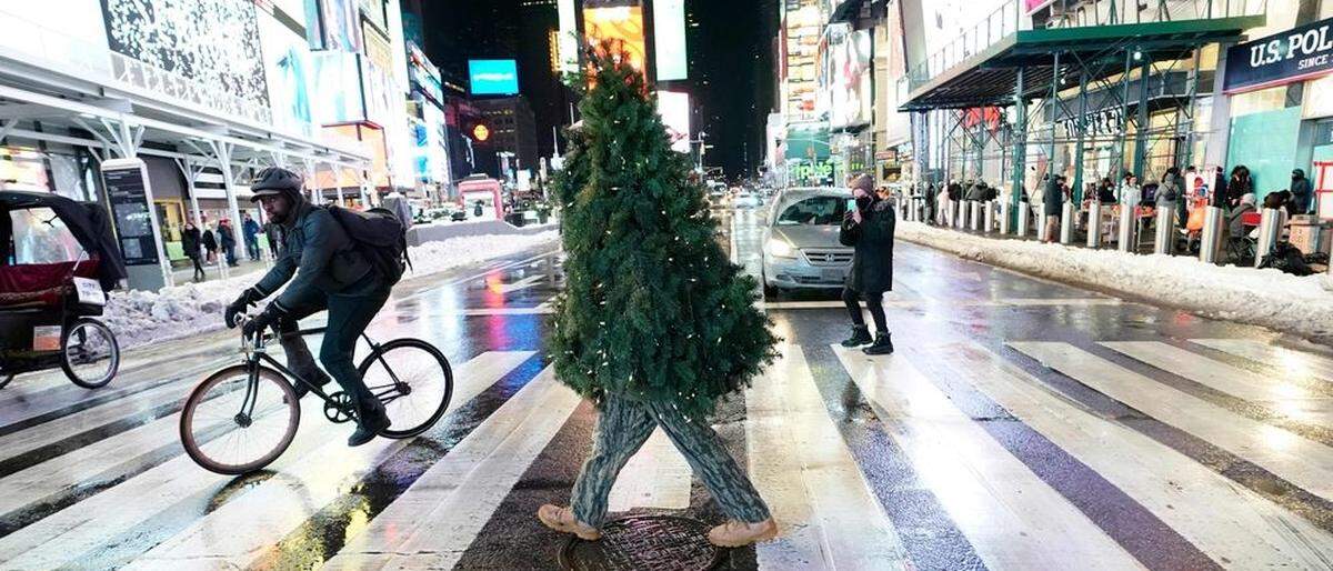 Ein bisschen Verrücktheit bleibt auch im Coronajahr: Mister &quot;Christmas Tree&quot; spaziert durch New York 