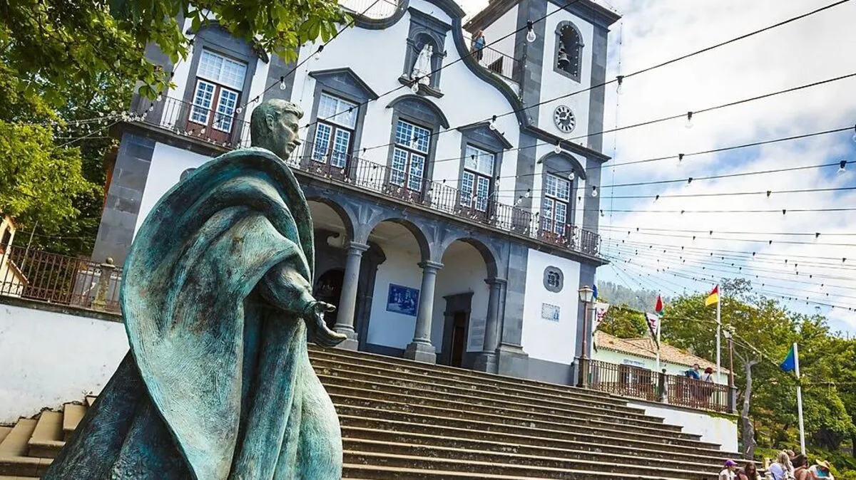Die Statue von Kaiser Karl I. vor der Wallfahrtskirche Nossa Senhora in Monte