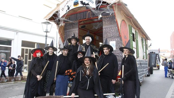 Im Zauberwagen der Stadtfeuerwehr Fürstenfeld waren die Hexen unter sich.