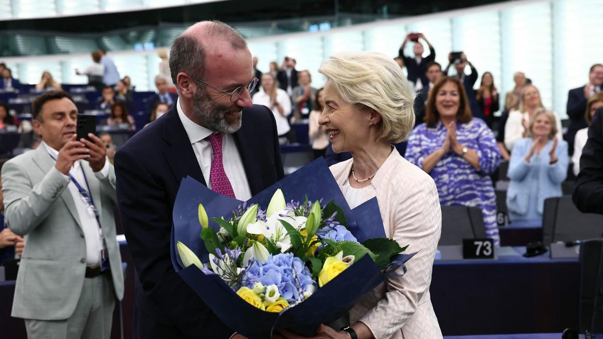 Geschafft! EVP-Chef Manfred Weber gratuliert der wiedergewählten EU-Parlamentspräsidentin Ursula von der Leyen. Sie erhielt eine komfortable Mehrheit von 401 Stimmen der 720 Abgeordneten.