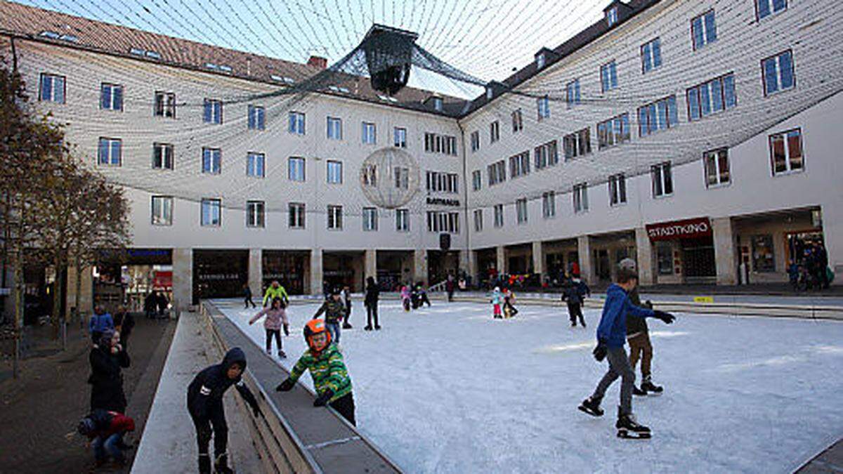 Der Eislaufplatz in Villach ist am 24. Dezember auch in Betrieb