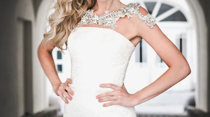 Gibt es so genannte Lieblingsfrisuren für Hochzeiten? Patrick Ruckendorfer, Hairstylist bei HairPR: Momentan liegt der Trend von romantisch über edel, bis hin zu extravaganten, wilden offenen Haaren – alles ist möglich, wenn es zum Gesamtbild passt. Hochsteckfrisuren wirken besonders feminin und elegant. Sie zählen deshalb zu den beliebtesten Brautfrisuren. (Grafik: Der Weg zur Traumhochzeit)