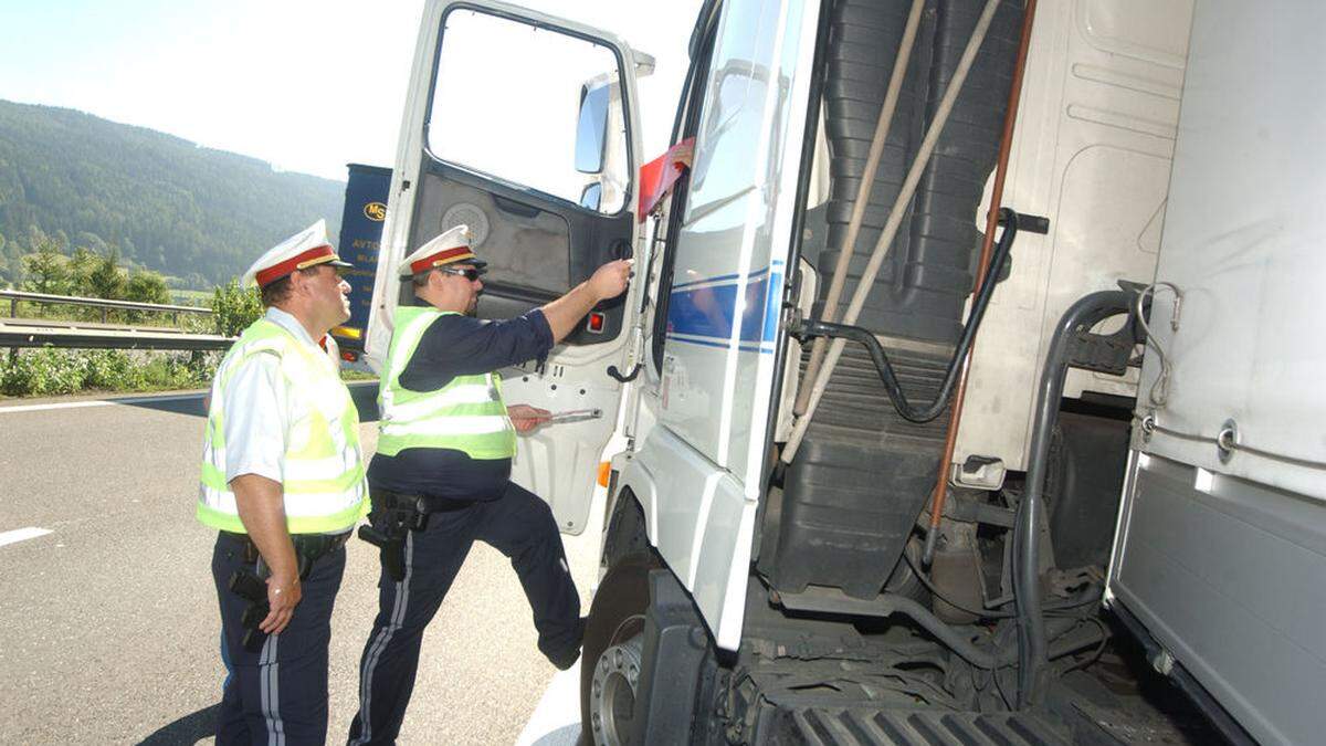 Polizeibeamte aus dem Bezirk Leibnitz zogen bei einer Schwerpunktkontrolle in Spielfeld mehrere Lkw aus dem Verkehr (Sujetbild) 