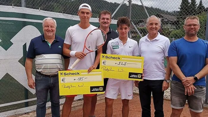 Smoliner mit dem Siegerscheck in der Höhe von 525 Euro