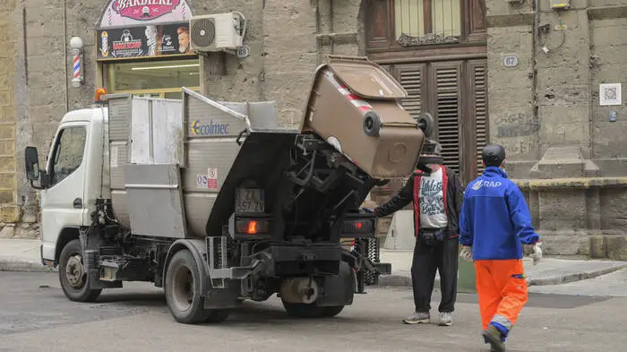 Müllauto, Abfallentsorgung, Palermo, Sizilien, Italien *** Garbage truck, waste disposal, Palermo, Sicily, Italy 