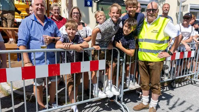 Die Zech Maria Gail unter Zechmeister Elias Sereinig und die Freiwillige Feuerwehr unter Kommandant Hermann Bucher luden am vergangenen Samstag zum traditionellen Kirchtag. Nach dem Festgottesdienst und dem Auftanz der Zech folgte um 14 Uhr der Höhepunkt des Jahreskirchtags: das Traktor-Kufenstechen, dass heuer 25-Jahr-Jubiläum feierte. Pfarrprovisor Rafal Zehner hatte die Ehre mit den Gründungsmitgliedern des Traktor-Kufenstechens Heinz Moser und Andreas Petschar, dem Kranzel das Fass aufzusetzen. Unter den neugierigen Augen der zahlreichen Gäste sorgten unter anderem Landesrätin Beate Prettner (SPÖ) und Stadtrat Erwin Baumann (FPÖ) für eine gute Figur auf den festlich geschmückten Traktoren. Das Kranzel geholt hat sich Bürgermeister Günther Albel, gemeinsam mit Gemeinderat Ewald Koren (SPÖ). Die Jungen Wernberger sorgten ab 20 Uhr für beste Stimmung.