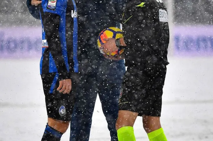 Schiedsrichter Maurizio Mariani entschied sich nach einer Begehung des verschneiten Platzes im Turiner Allianz Stadium dafür, das Spiel zu verschieben. Wann die Partie nachgeholt wird, stand zunächst noch nicht fest.
