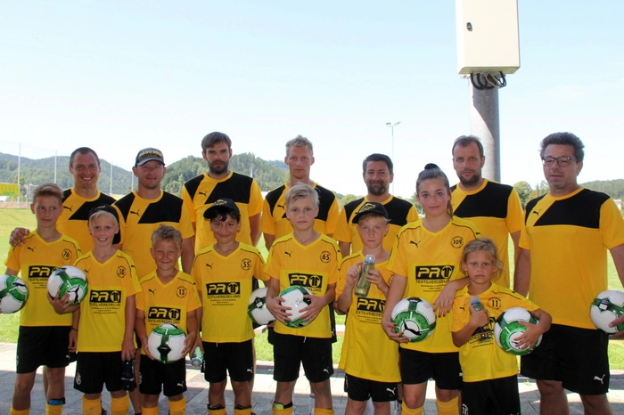 Zahlreiche Trainer von Sportvereinen sind vor Ort, um die kleinen Sportler für den Fußball zu begeistern.