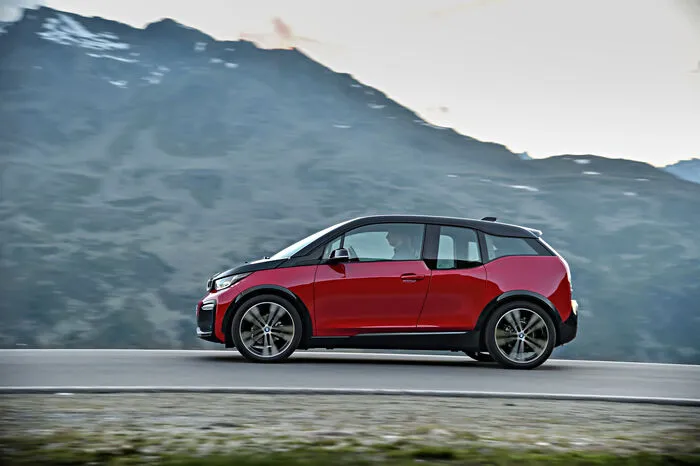 Der i3s spurtet in 6,9 Sekunden aus dem Stand auf 100 km/h und erreicht ein Höchsttempo von 160 km/h.