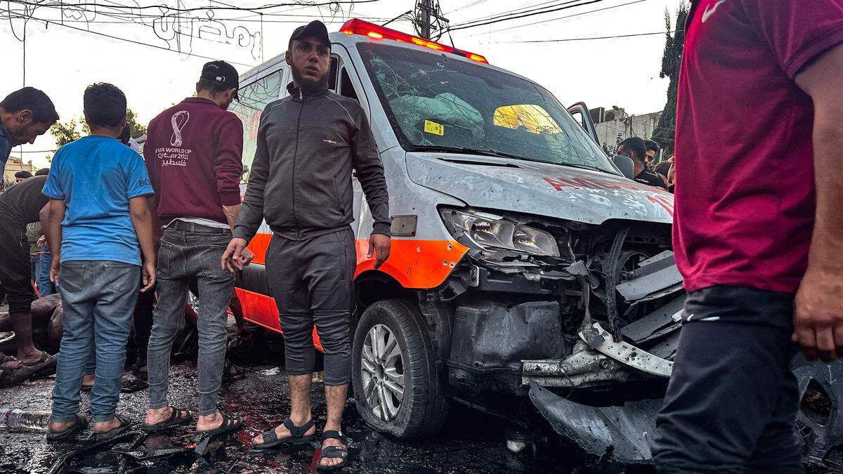 Ein Rettungswagen mit mutmaßlichen Hamas-Kämpfern an Bord wurde von Israels Armee beschossen | Ein Rettungswagen mit mutmaßlichen Hamas-Kämpfern an Bord wurde von Israels Armee beschossen