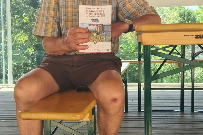 Otto Klampfer aus Piber, der 36 Jahre lang im Gestüt tätig war und 60 Jahre lang beim Musikverein Gestüt Piber gespielt hat, lässt sich das Turnier auf der Zuschauertribüne nicht entgehen.