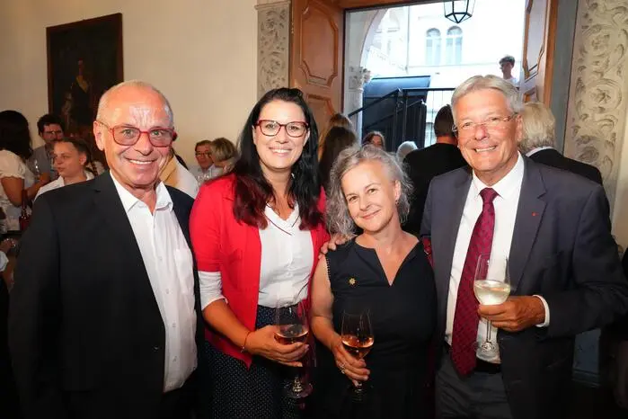 Touristiker Siggi Neuschitzer, Landesrätin Sara Schaar, Angelika Ladurner (Theaterwagen Porcia) und Landeshauptmann Peter Kaiser