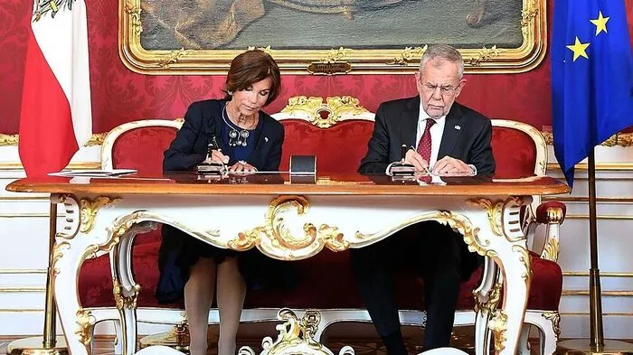 "Die Bundesregierung und ihre Mitglieder üben sich in Zurückhaltung und Bescheidenheit bei der Wahrnehmung ihrer Aufgaben innerhalb der Ressorts sowie im Außenauftritt." - Brigitte Bierlein hat höfisch anmutende Handlungsanweisungen für ihre Regierungskollegen ...