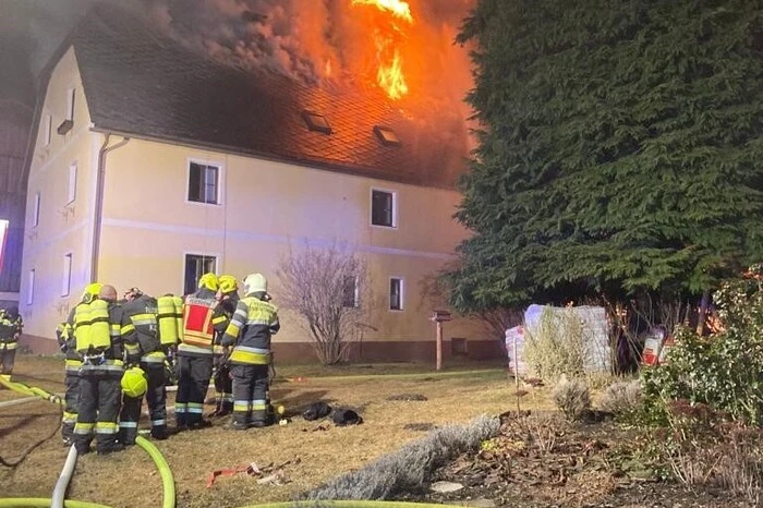 Die Feuerwehren mussten das Löschwasser vom mehr als 250 Meter entfernten Rannachbach herleiten.