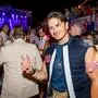Andreas Gabalier lächelt in die Kamera eines Fotografen
