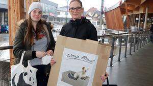Tierische Mission: Lisa und Astrid Eicher (links) kauften ein Hundebett für ihren Welpen