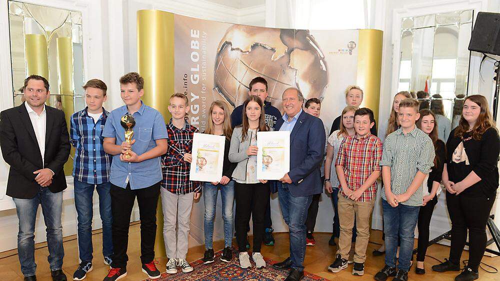 Die Straßburger Schüler nahmen die Auszeichnung von Umwelt- und Energiereferent, Landesrat Rolf Holub entgegen 