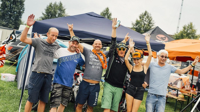 Der Besucher-Ansturm hat am Freitag volle Fahrt aufgenommen. Die Camping-Plätze auf dem Red Bull Ring sind bereits bestens gefüllt. Tausende (motorsport)verrückte Fans aus aller Herren Länder verbreiten auf den grünen Wiesen rund um die Rennstrecke Volksfest-Stimmung – ausgefallene Kostüme und extravagante „Behausungen“ sind allgegenwärtig.