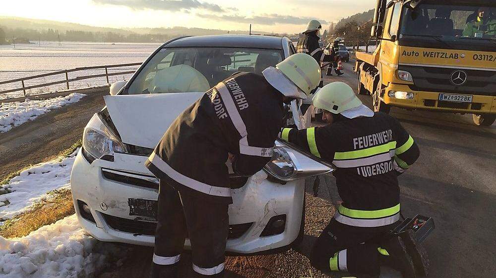 Kameraden der Freiwilligen Feuerwehr Ludersdorf waren nach dem Unfall mit den Aufräumarbeiten beschäftigt