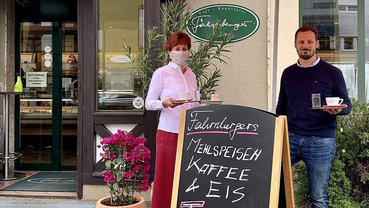 Glücklich über das Aufsperren: Paul Fahrnberger mit seiner langjährigen Mitarbeiterin