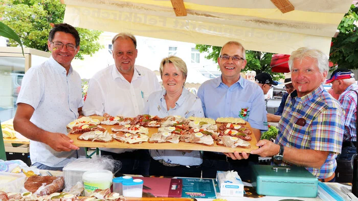 Beim großem Bauernbuffet von Links: Siegfried „Sigi“ Huber, Bgm. Martin Treffner, Gerti Köchl, Anton Lokanschitz und Siegfried „Sigi“ Huber.



