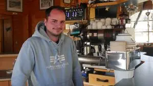 Andreas Fleissner hinter der Schank in der „Bartelbauerhütte“