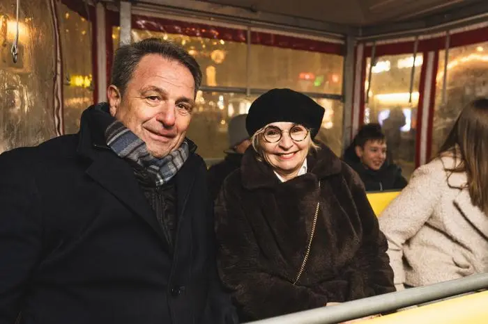 Auch TVB-Obmann Franz Theurl und Bürgermeisterin Elisabeth Blanik ließen sich eine Fahrt im Dreikönigsmarktzug nicht nehmen