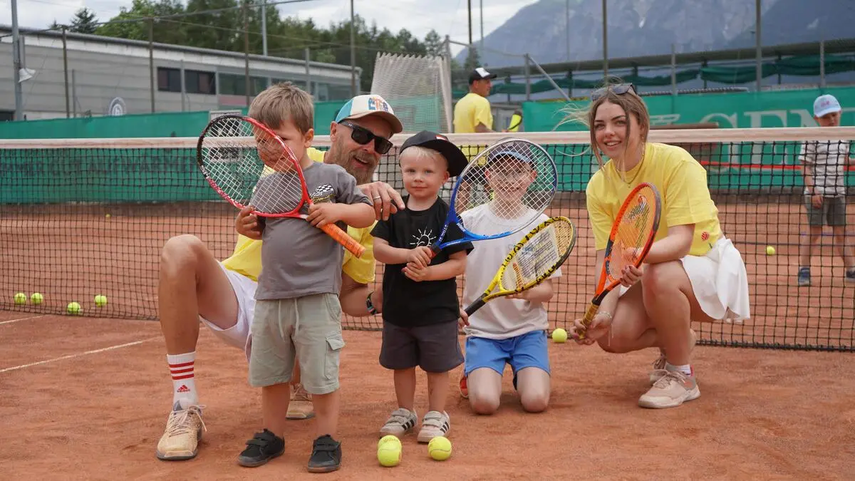 Die jüngsten Besucher freundeten sich im Stadion in Nußdorf-Debant mit Tennis an