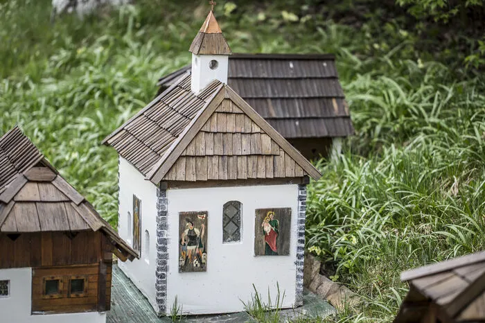 Modell der Alt-St. Leonhard Kirche, die einst an der Straße zum Loiblpass stand. Die Wandmalerei übernahm Schmiedmaiers Enkelin