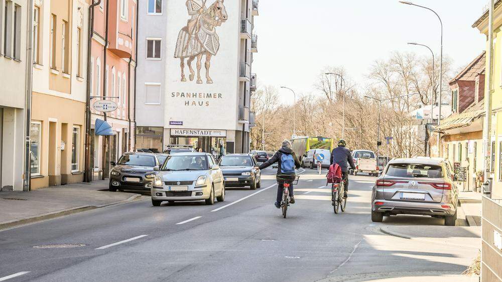 In der Villacher Straße treffen Pkw, Radfahrer und Fußgänger aufeinander