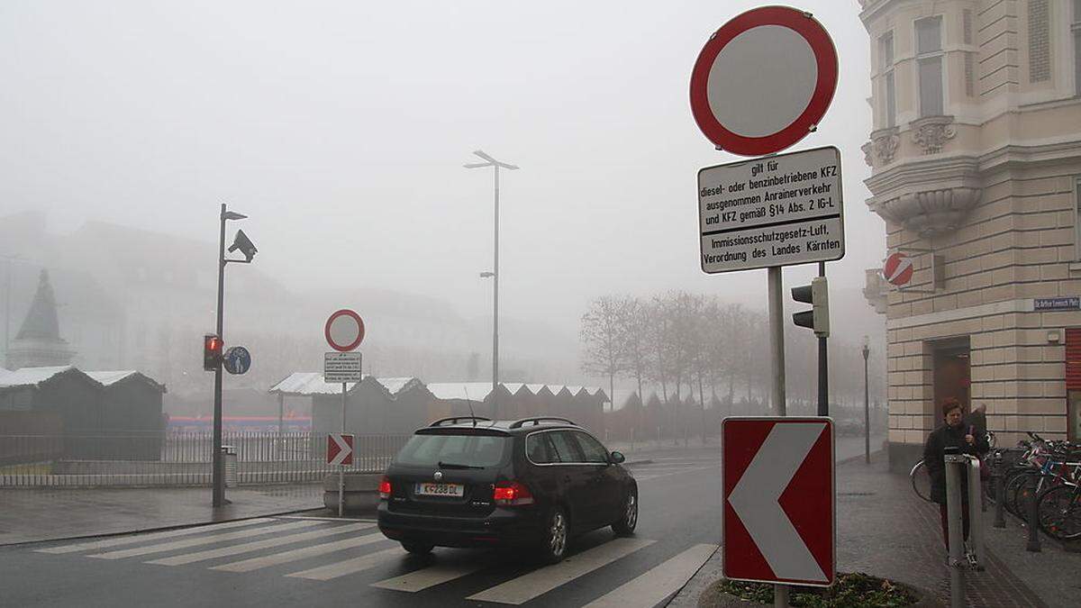 In der Burggasse gilt ein Fahrverbot. Vor allem in den Wintermonaten sorgt hier der Feinstaub für Probleme