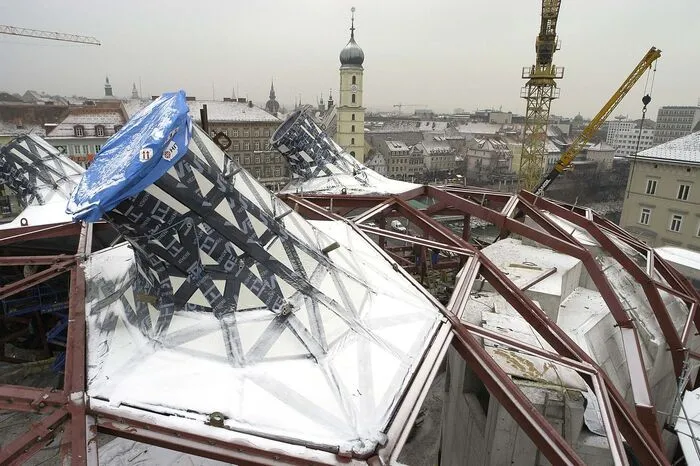 Im Herbst 2003 sperrt dann das Kunsthaus auf. Die Blase ist oft wegen der geringen Besucherzahlen in der Kritik, doch ist sie eine Landmarke, die Graz international bekannt macht, und wohl eines der Geheimnisse der Erfolgsachse bis zum Lendplatz.