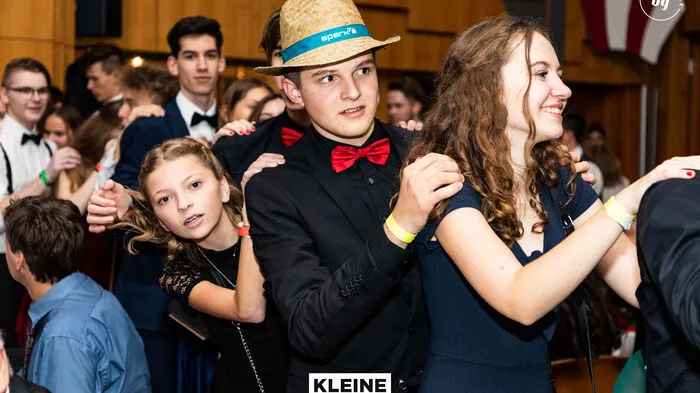 Hunderte begeisterte Balltiger amüsierten sich beim Maturaball der BG/BRG Leibnitz im Hugo-Wolf-Saal prächtig. Der Ball stand unter dem Motto Matura Halligalli - Der Zirkus hat ein Ende. Klicken Sie sich durch!