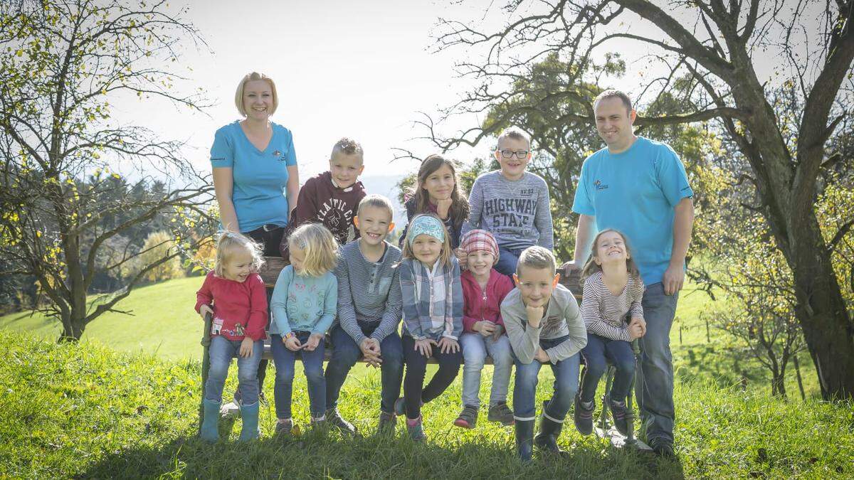 Andrea und Wolfgang Kogler mit einer Gruppe von Kindern