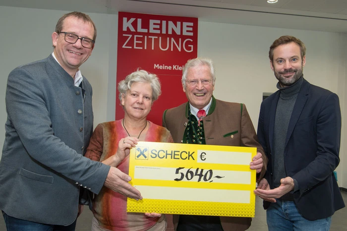 Beim Fest der Stimmen wurden bei 10 Veranstaltungen fleißig Spenden für „Kärntner in Not“ gesammelt. Im Namen des Publikums überreichen die Organisatoren Richi di Bernardo (Mitte) und und Wolfgang König (links) die Spendensumme von 5640 Euro an Kleine Zeitung-Chefredakteur Wolfgang Fercher und Susanne Koschier von „Kärntner in Not“. 