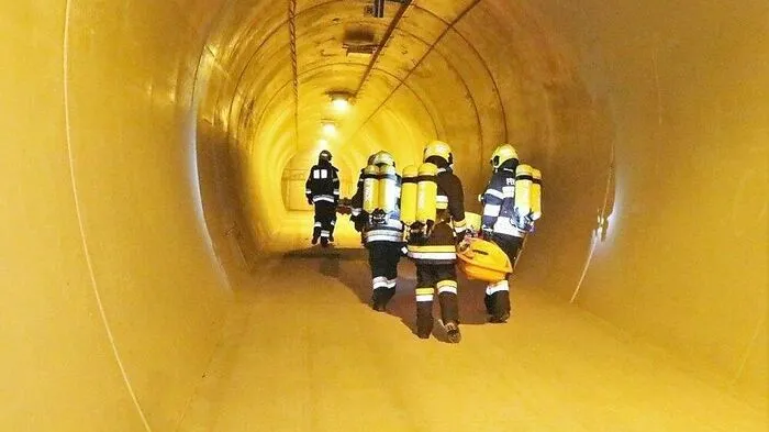 Mehrere Stunden lang wurde Donnerstagabend im Tunnel geübt