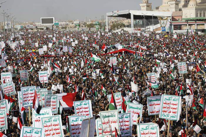 Zehntausende Menschen gingen aus Protest gegen die multinationalen Angriffe in Jemens Hauptstadt Sanaa am Samstag auf die Straßen