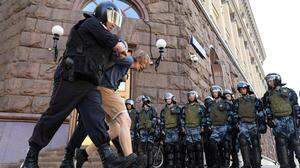 Die Polizei nimmt in Moskau einen Demonstranten