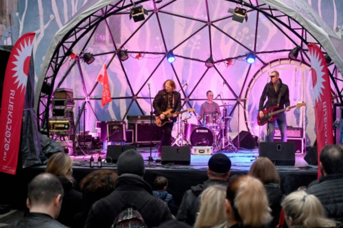 Play it loud: Izet Medosevic und seine Band heizten die Menge an.