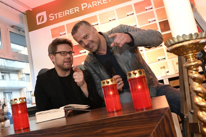 Musikalisch begleitet wurde der gebürtige Osttiroler Bernhard Aichner (rechts) von Florian Eisner, bekannter Schaupieler des Ensemble Porcia, Musiker und Regisseur.