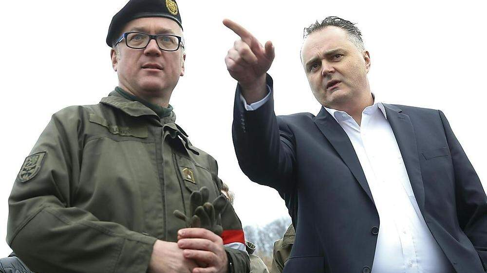Verteidigungsminister Hans Peter Doskozil mit dem steirischen Militärkommandanten Hinz Zöllner an der Grenze bei Spielfeld