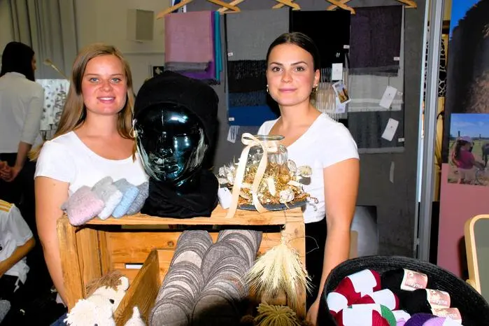 Die künstlerische Bandbreite reichte von Holz- und Glaserzeugnissen, Metallarbeiten und Modeschmuck, über floristische Dekorationen, bis hin zu Stick- und Strickarbeiten, Keramik und Kerzen.