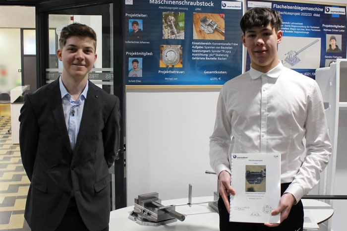 Johannes Außerlechner und Elias Schett (Lehrbetrieb Euroclima) fertigten einen Maschinenschraubstock für ihren Lehrbetrieb, mit dem man Rohmaterialien spannen kann, damit die Bearbeitung erleichtert wird.