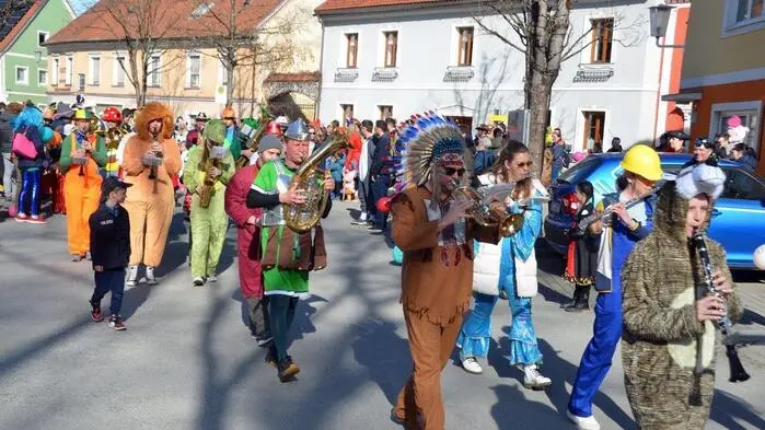 Seit über 40 Jahren findet am Faschingssonntag der Weißkirchner Kinderfasching, veranstaltet von der örtlichen Frauenbewegung unter der Leitung von Christine Grangl, statt. 