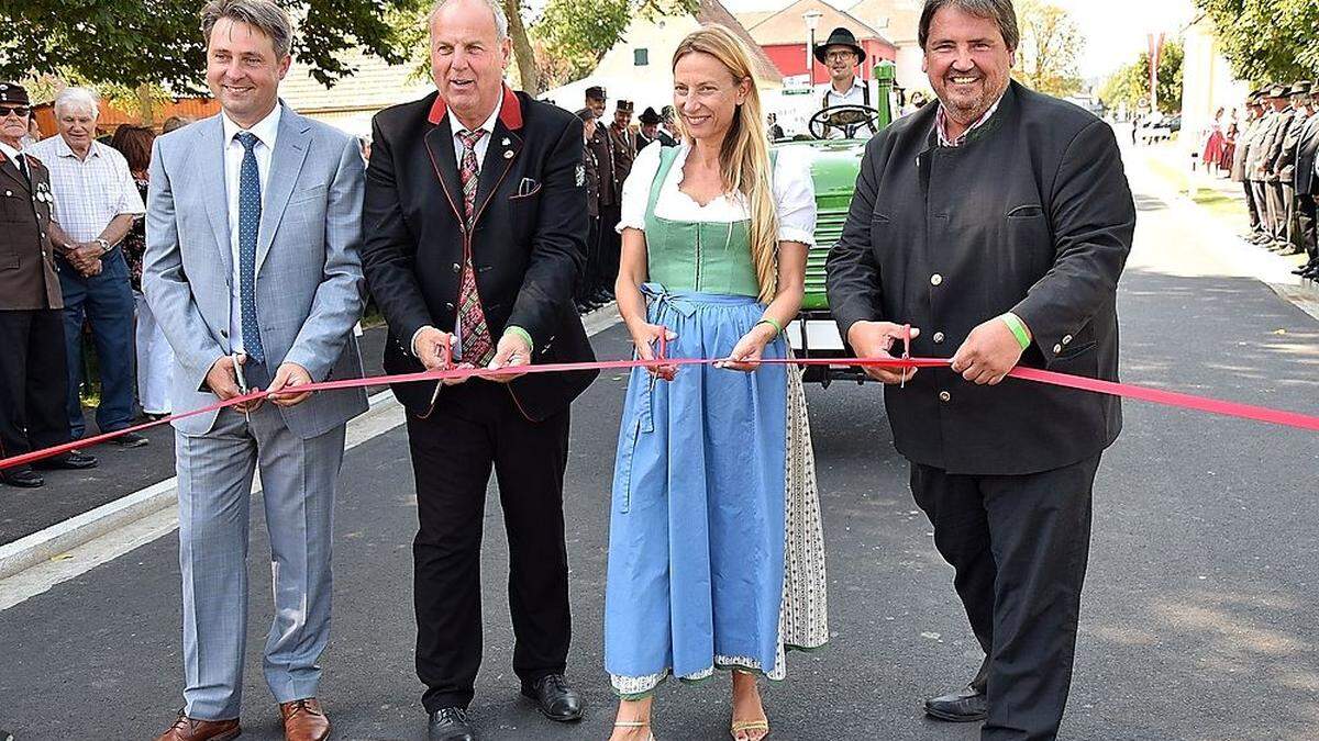 „Bandldurchschneiden“ in Wolfsberg mit Gerald Holler, Alois Trummer, Juliane Bogner-Strauß und Josef Muchitsch.