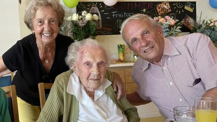 Heute und auch vor drei Jahren bei ihrem 107. Geburtstag an ihrer Seite: Jubilarin Erika Strohrigel mit ihrem Sohn Werner Klenner und Schwiegertochter Edeltraude Klenner