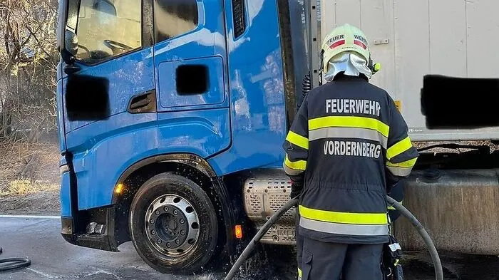 Die Freiwillige Feuerwehr Vordernberg war mit Eisenerzer Kollegen Mittwochvormittag bei einem Lkw-Brand im Einsatz
