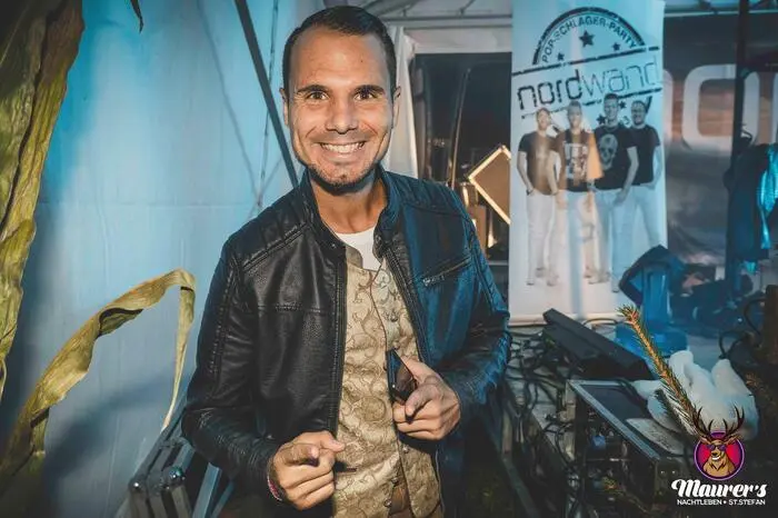 Der Entertainer Daniel Düsenflitz sorgte von Beginn an für beste Stimmung unter den Besucherinnen und Besuchern, die an diesem Abend zum Großteil einmal wieder das Dirndl oder die Lederhose ausführten.