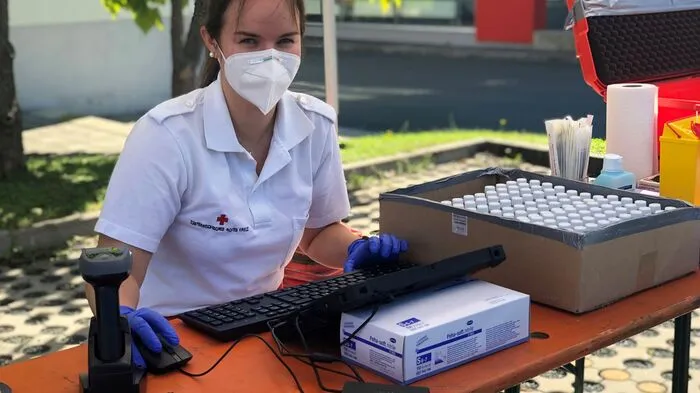 Sanitäterin Tanja Sorger prüft die Patientendaten und gleicht sie mit den Barcodes der Testampullen ab