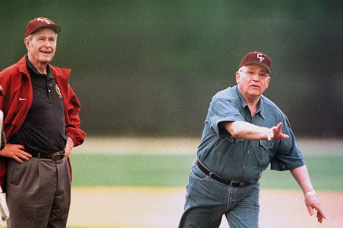 Sportlich unterwegs: Gorbatschow beim Baseballspielen mit Bush im Jahr 2001.